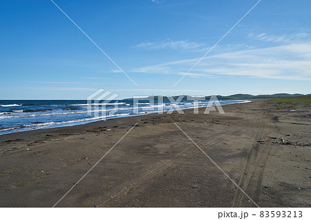 北海道稚内市 宗谷湾の砂浜と宗谷丘陵 北海道稚内市 宗谷湾の砂浜と宗谷丘陵 83593213