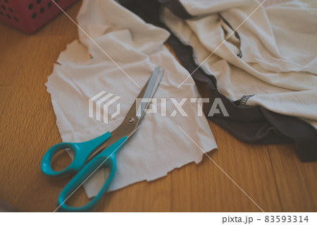 古Tシャツでウエスを作る 83593314