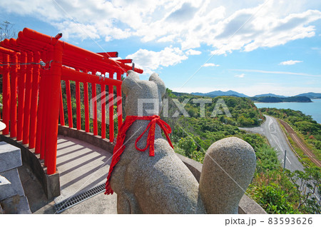 山口県下関市の福徳稲荷神社朱塗りの千本鳥居と海の見える風景 山口県下関市の福徳稲荷神社朱塗りの千本鳥居と海の見える風景 83593626