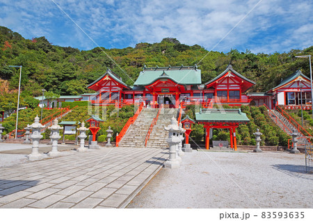 山口県下関市にある福徳稲荷神社境内と朱塗りの社殿 山口県下関市にある福徳稲荷神社境内と朱塗りの社殿 83593635
