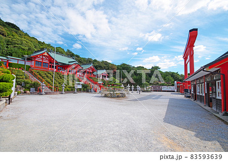 山口県下関市にある福徳稲荷神社境内朱塗りの社殿と鳥居 山口県下関市にある福徳稲荷神社境内朱塗りの社殿と鳥居 83593639