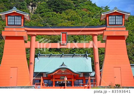 山口県下関市にある福徳稲荷神社境内の鳥居と拝殿 山口県下関市にある福徳稲荷神社境内の鳥居と拝殿 83593641
