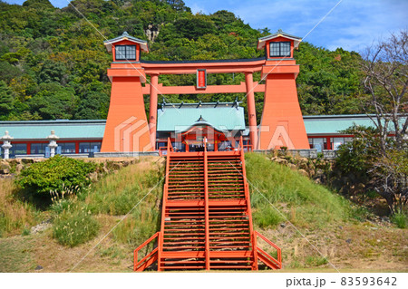 山口県下関市にある福徳稲荷神社朱塗りの社殿と鳥居と階段 83593642