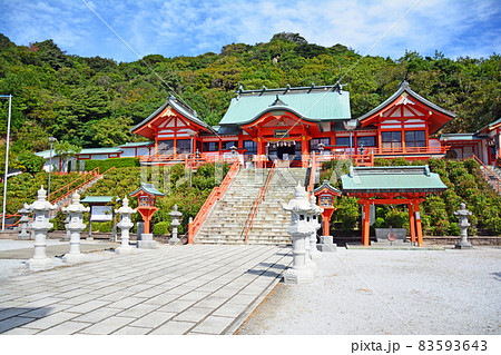 山口県下関市にある福徳稲荷神社境内と朱塗りの社殿 83593643