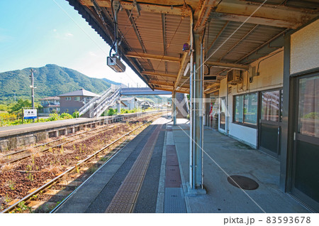 山口県下関市のJR西日本吉見駅線路とホーム 83593678