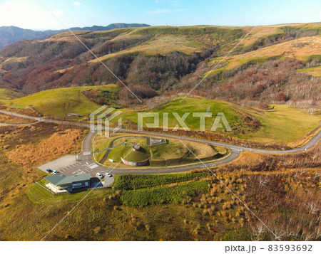 秋の北海道北斗市きじひき高原展望台の風景を空撮 83593692