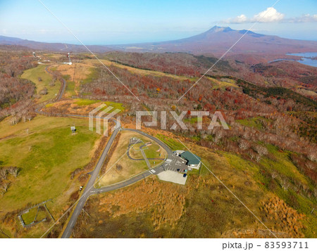 秋の北海道北斗市きじひき高原展望台の風景を空撮 83593711