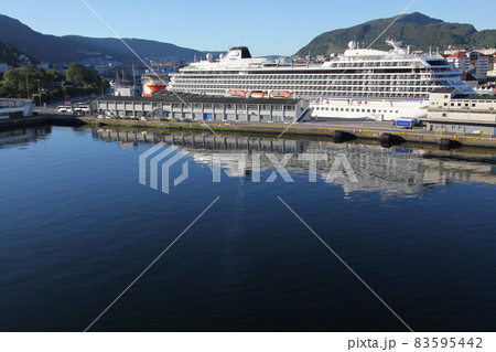 ベルゲン港に寄港の大型クルーズ船 ベルゲン港に寄港の大型クルーズ船 83595442