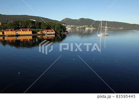 ノルウェーのベルゲン港の美しい港湾風景 83595445