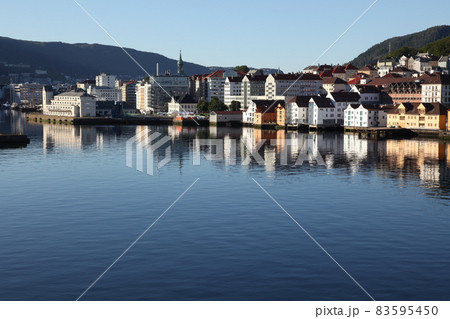 ノルウェーのベルゲンの美しい港町 83595450