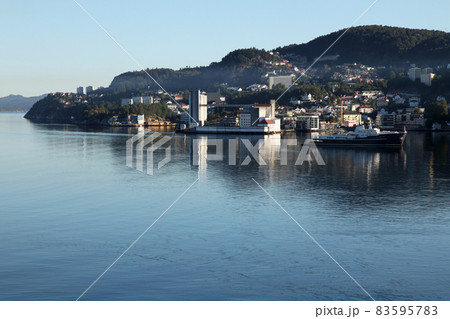 ノルウェーのベルゲン港の美しい港湾風景 83595783