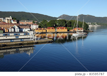 ノルウェーのベルゲン港の美しい港湾風景 83595787