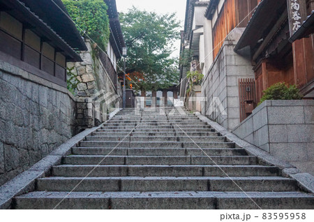 京都 有名観光地の清水寺へ続く産寧坂のまだ観光客のいない早朝 83595958