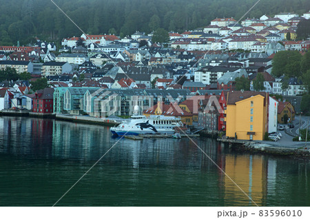 ノルウェーのベルゲン港の美しい建築群 83596010