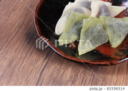 陶器の皿に載せた生八つ橋 83596314