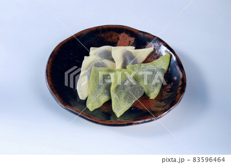 陶器の皿に載せた生八橋 83596464