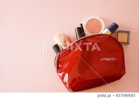 赤いメイクポーチとピンクの背景 83596685
