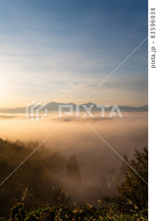 越後三山と雲海（新潟県長岡市川口牛ヶ首展望台） 83596938