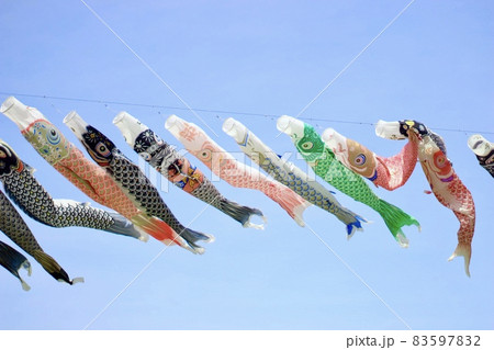青空を泳ぐたくさんの鯉のぼり 83597832