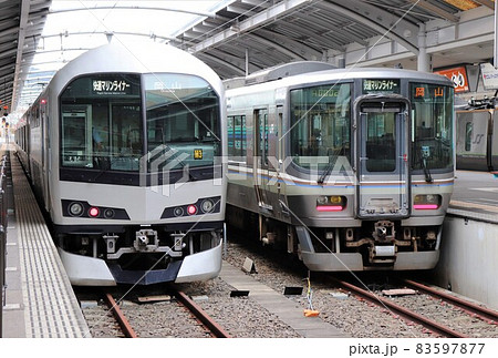 快速マリンライナーの5000系と223系 高松駅 香川県 四国の写真素材