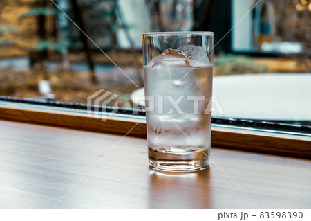 水分補給のイメージ  グラスの水 83598390