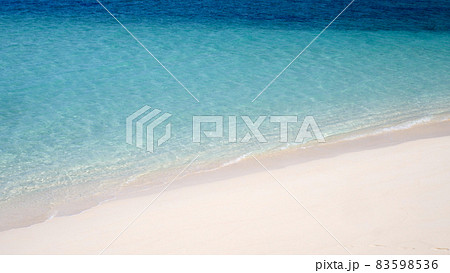 海岸の波打際と砂浜 83598536