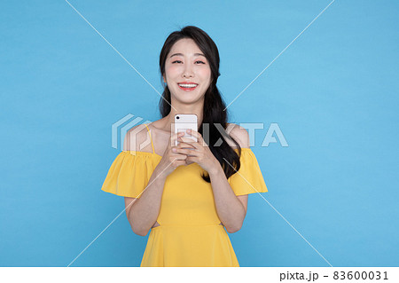 shopping event concept, smiling beautiful Korean Asian woman surpised, looking at smart phone shopping event concept, smiling beautiful Korean Asian woman surpised, looking at smart phone 83600031