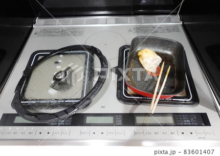 油で汚れたIHコンロ 油で汚れたIHコンロ 83601407