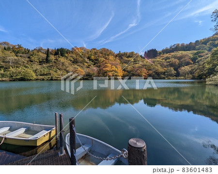 紅葉シーズンの高浪の池(新潟県糸魚川市) 紅葉シーズンの高浪の池(新潟県糸魚川市) 83601483
