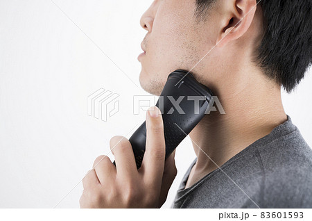 ヒゲを剃る男性 83601593