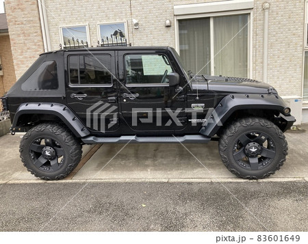 真っ黒いジープです。 83601649