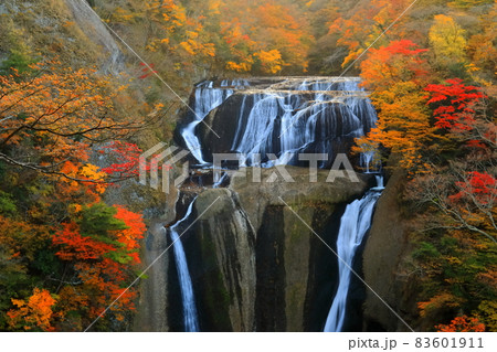 【茨城県】紅葉の袋田の滝 83601911