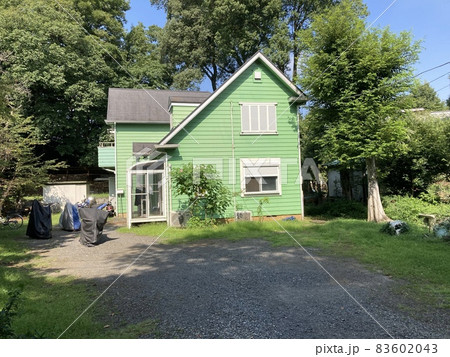 埼玉県所沢市の木の下の緑色のお家です。 83602043