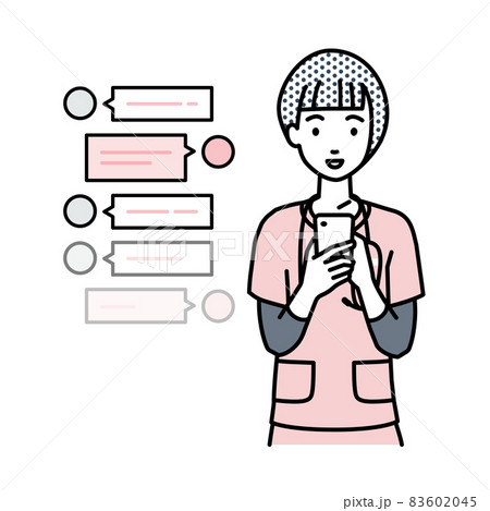 立ってスマートフォンで楽しくチャットで会話する看護師の女性 83602045