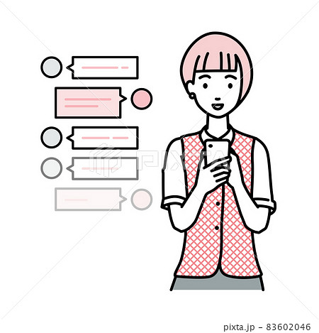 立ってスマートフォンで楽しくチャットで会話する事務員制服の女性 83602046