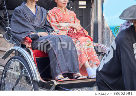 日田市豆田町を人力車で観光する若いカップル　【撮影協力 日田市観光協会】 83602991