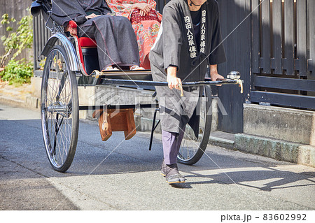 日田市豆田町を人力車で観光する若いカップル　【撮影協力 日田市観光協会】 83602992