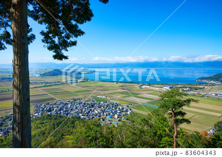 八幡山 山頂より琵琶湖方面の田園風景を望む 八幡山 山頂より琵琶湖方面の田園風景を望む 83604343