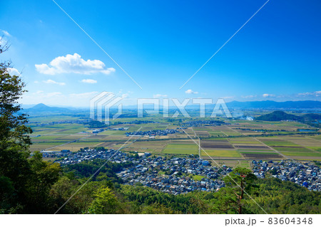 八幡山 山頂より琵琶湖方面の田園風景を望む 八幡山 山頂より琵琶湖方面の田園風景を望む 83604348