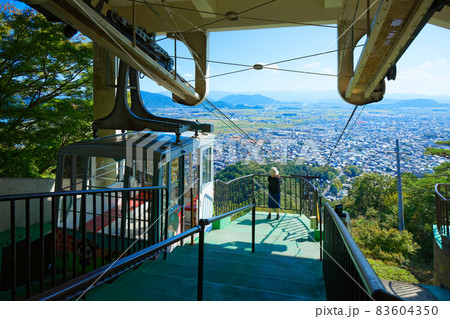 八幡山ロープウェイ　山頂駅より近江八幡の町並みを望む 83604350