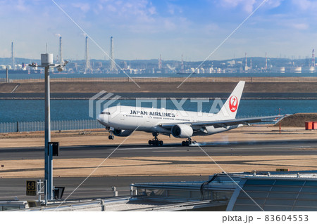 【羽田空港第二ターミナル　JAL機の着陸タイヤスモーク有】 83604553