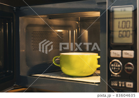 電子レンジ　温め　使用イメージ 83604635