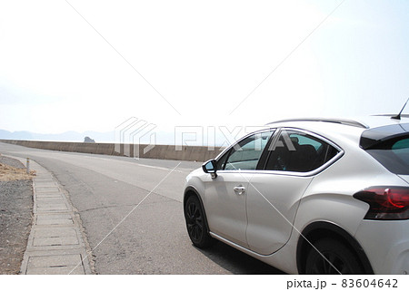 海岸線を走る車　シトロエン 83604642