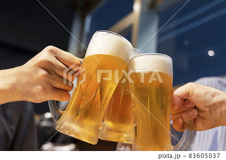 飲食店でジョッキの生ビールを乾杯する人たち 飲食店でジョッキの生ビールを乾杯する人たち 83605037