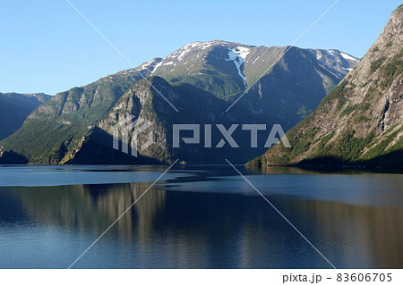 クルーズ船上からネーロイフィヨルドの景観 83606705