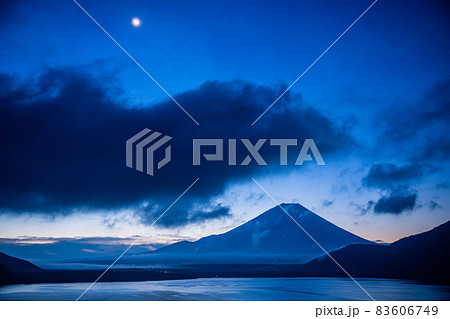 （山梨県）深夜の本栖湖から望む富士山 83606749