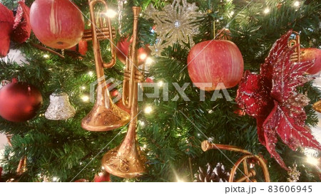 華やかに装飾されたクリスマスツリー 83606945