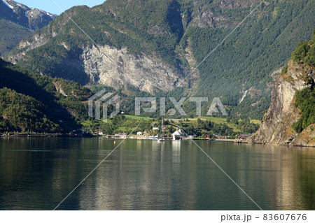 ネーロイフィヨルドの内奥の集落フロム 83607676