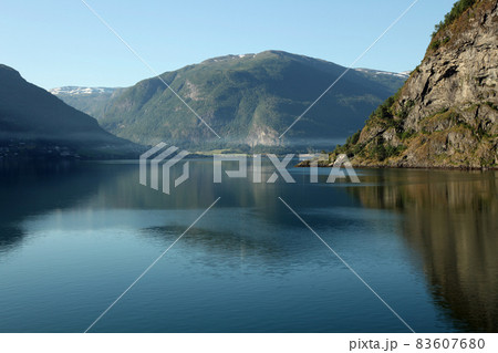 クルーズ船からネーロイフィヨルドの景観 83607680