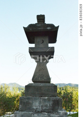 晩秋の弘前市郊外、小栗山神社の第一鳥居前の左の石灯篭 83608369